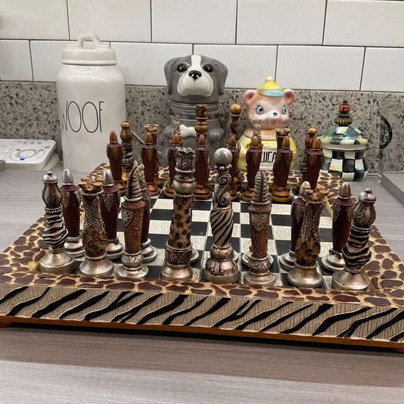 CHEETAH AND ZEBRA CHESS BOARD AND PIECES - Picture 4 of 16